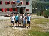 11' Foto di gruppo al rifugio